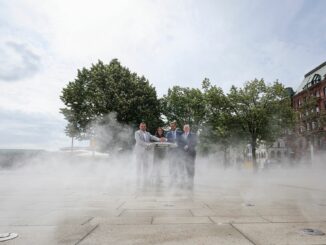 Düsen versprühen Trinkwasser am Jungfernstieg.
