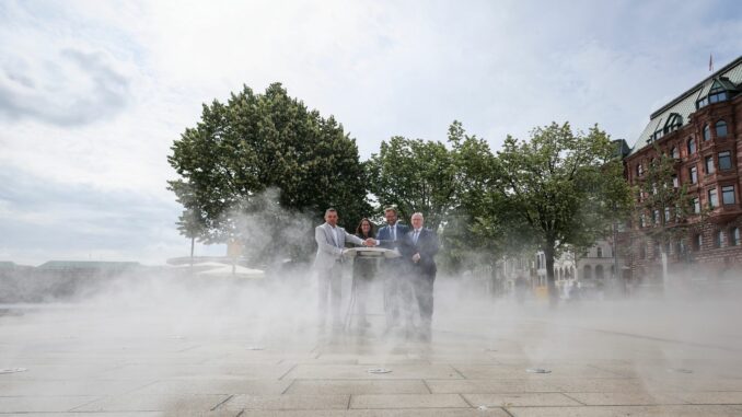 Spielfeld Jungfernstieg Düsen versprühen Trinkwasser am Jungfernstieg.