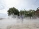 Düsen versprühen Trinkwasser am Jungfernstieg.