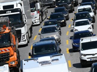 Bereits am Samstagvormittag kommt es zu ersten Staus auf der A7. (Symbolbild)