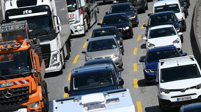 Stau auf der A7 Bereits am Samstagvormittag kommt es zu ersten Staus auf der A7. (Symbolbild)