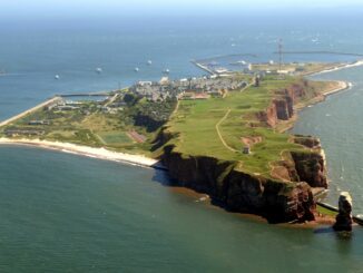Das Havariekommando entdeckte am Donnerstagabend einen silbernen Ölfilm südwestlich von Helgoland. (Archivbild)