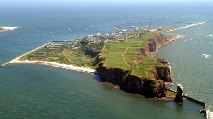 Helgoland Das Havariekommando entdeckte am Donnerstagabend einen silbernen Ölfilm südwestlich von Helgoland. (Archivbild)