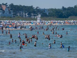 Vor dem Baden im kühlen Meer sollte man den aufgeheizten Körper langsam runterkühlen, sonst kann es lebensgefährlich werden. (Archivbild)