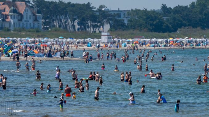 Sommer am Meer Vor dem Baden im kühlen Meer sollte man den aufgeheizten Körper langsam runterkühlen, sonst kann es lebensgefährlich werden. (Archivbild)