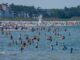Vor dem Baden im kühlen Meer sollte man den aufgeheizten Körper langsam runterkühlen, sonst kann es lebensgefährlich werden. (Archivbild)
