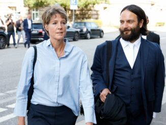 Unternehmerin Block und Anwalt Bott treffen am Gericht ein.