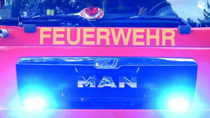 Das Einfamilienhaus ist nach dem Feuer unbewohnbar. (Symbolbild)