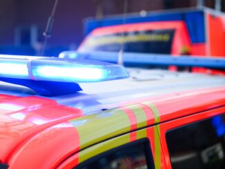 Beim Zusammenstoß zwischen einem Linienbus und einem Auto in Oldenburg in Holstein sind insgesamt fünf Menschen verletzt worden, einer davon schwer. (Symbolbild)