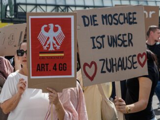 Demonstranten setzen sich für die Wiedereröffnung der Imam-Ali-Moschee ein.
