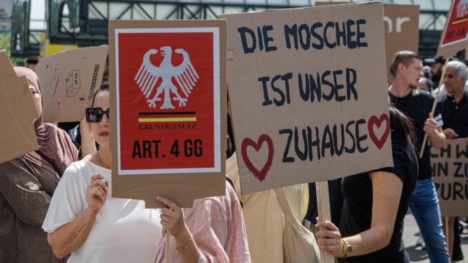 Demonstration für Wiedereröffnung der Imam-Ali-Moschee Demonstranten setzen sich für die Wiedereröffnung der Imam-Ali-Moschee ein.