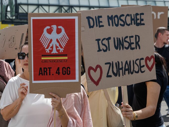 Demonstranten setzen sich für die Wiedereröffnung der Imam-Ali-Moschee ein.