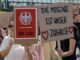 Demonstranten setzen sich für die Wiedereröffnung der Imam-Ali-Moschee ein.