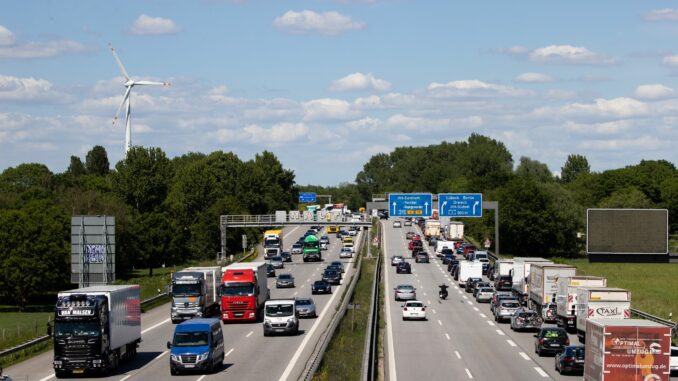 Die Autobahn A1 im Süden Hamburgs Der Bund für Umwelt und Naturschutz lehnt einen Ausbau der A1 in Hamburg ab. (Archivbild)