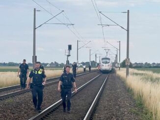 Ein Mann attackiert mehrere Menschen im ICE.