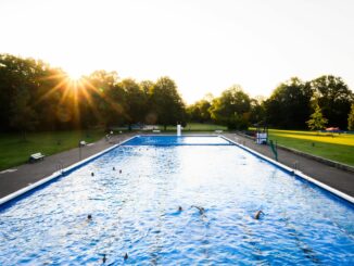 Viele Schwimmbäder sind in die Jahre gekommen, Sanierungs- und Energiekosten belasten die Kommunen. Der Initiative Bäderallianz schlägt einen bundesweiten Schwimmbadplan mit großen Investitionen vor.