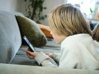 Verbrachten Hamburgs Jugendliche ihre Freizeit im Jahr 2012 noch durchschnittlich 3,2 Stunden pro Tag online, sind es inzwischen fünf Stunden, wie es in der neuen Schulbus-Studie heißt. (Symbolbild)