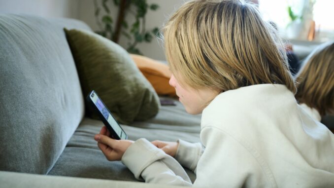 Symbolbild - Online-Nutzung bei Jugendlichen Verbrachten Hamburgs Jugendliche ihre Freizeit im Jahr 2012 noch durchschnittlich 3,2 Stunden pro Tag online, sind es inzwischen fünf Stunden, wie es in der neuen Schulbus-Studie heißt. (Symbolbild)