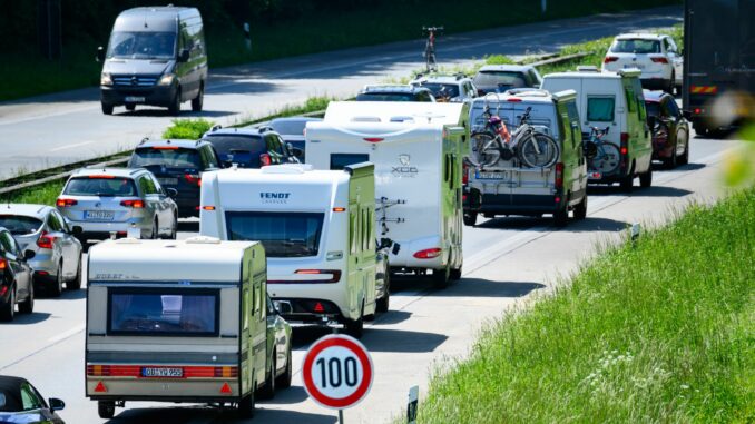 Auf dem Weg durch den Norden drohen zum Sommerferienbeginn zahlreiche Staus. (Symbolbild)