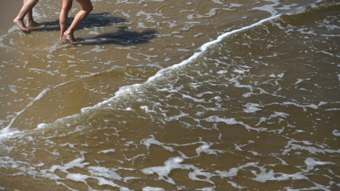 Zwei Frauen an der Ostsee Mit der sommerlichen Hitze steigt das Risiko für Vibrionen-Infektionen an Nord- und Ostsee.