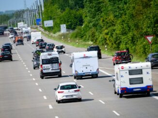 Im Schleswig-Holsteinischen Landtag gab es eine Debatte über ein allgemeines Tempolimit auf Autobahnen. (Archivbild)