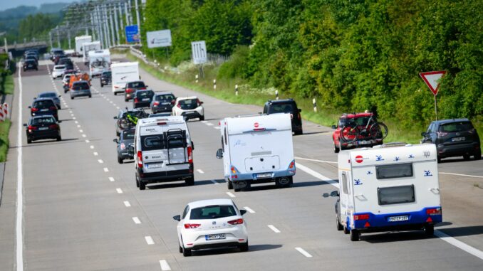 Verkehr auf der A1 bei Lübeck Im Schleswig-Holsteinischen Landtag gab es eine Debatte über ein allgemeines Tempolimit auf Autobahnen. (Archivbild)