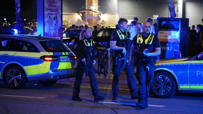 18-Jähriger vor Shisha-Bar in Hamburg angeschossen Ein 18-Jähriger wurde in der Nacht zu Sonntag im Stadtteil Bramfeld durch Schüsse verletzt.
