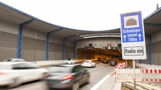 A7-Lärmschutzdeckel Im August wird der Schnelsen-Tunnel dann noch einmal gesperrt. (Archivbild)