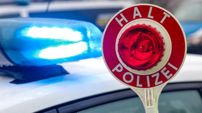 Polizeikontrolle Die Polizei ist durch andere Verkehrsteilnehmer auf den Raser aufmerksam geworden. (Symbolbild)