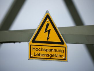 Techniker arbeiten sukzessive die Straßen des Innenstadtbereichs in Schleswig ab, um den Strom wiederherzustellen. (Symbolbild)
