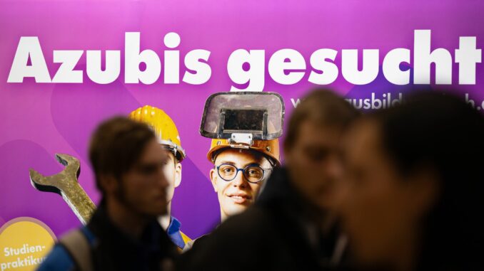 Die Zahl der Auszubildenden ist in Hamburg auf einen Tiefststand gesunken (Symbolbild).
