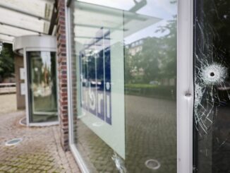 Die Polizei ermittelt nach Schüssen auf das Gebäude eines Buchgroßhändlers in Hamburg-Altona.