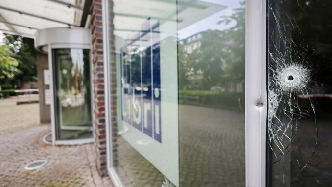 Die Polizei ermittelt nach Schüssen auf das Gebäude eines Buchgroßhändlers in Hamburg-Altona.