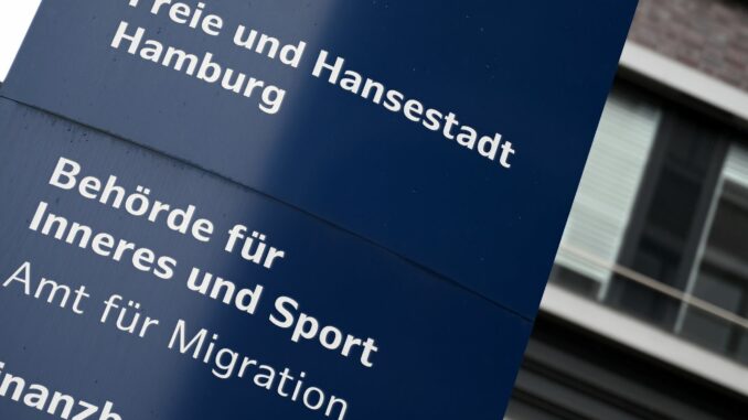 Amt für Migration Ende Juni hielten sich nach Angaben der Stadt rund 110.000 Menschen mit einer Aufenthaltserlaubnis in Hamburg auf. (Symbolbild)