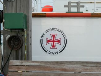 Drei Segler müssen von der DGzRS gerettet werden, nachdem ihr Boot auf Grund gelaufen war und Wasser durch mehrere Löcher eindrang (Symbolbild).