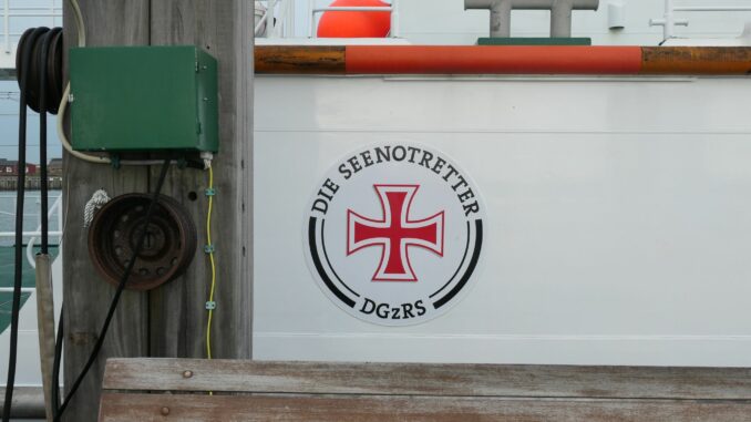 Seenotrettungskreuzer Drei Segler müssen von der DGzRS gerettet werden, nachdem ihr Boot auf Grund gelaufen war und Wasser durch mehrere Löcher eindrang (Symbolbild).