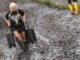 Nicht alle Besucherinnen und Besucher sind auf den Schlamm vorbereitet.