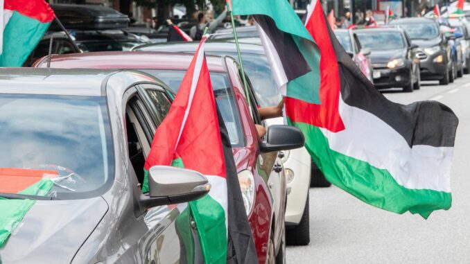 Propalästinensischer Autokorso in Hamburg Die Demonstranten forderten ein Ende der Waffenlieferung an Israel und mehr humanitäre Hilfe für die Zivilbevölkerung im Gazastreifen.
