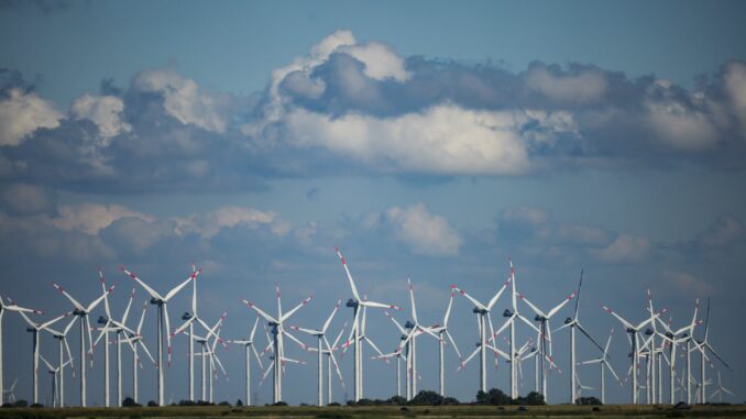 Windpark an der Nordsee Windräder drehen sich in einem Windpark an der Nordsee. (Archivbild)