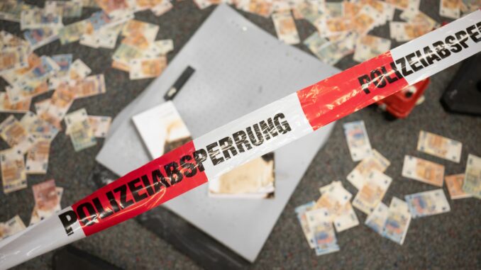 Ob die Täter an das Geld im Tresor gelangen konnten, wird aktuell noch ermittelt (Symbolbild)