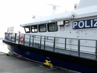 Bei einem Unfall im Hamburger Hafen werden zwei Menschen leicht verletzt (Illustration).