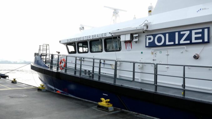 Patrouillenschiff der Wasserschutzpolizei Bei einem Unfall im Hamburger Hafen werden zwei Menschen leicht verletzt (Illustration).