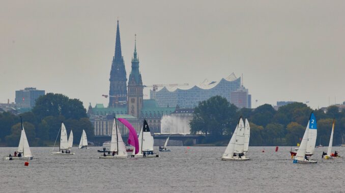 Segelboote auf der Alster Hamburg ist eine Stadt mit viel Wasser – und mit einer hohen Verbundenheit der eigenen Bürgerinnen und Bürger, wie eine Umfrage zeigt. (Archivbild)