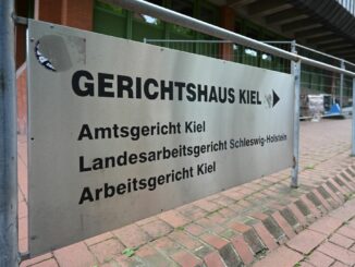 Auf Antrag der Verteidigung schloss das Jugendschöffengericht die Öffentlichkeit von der Verhandlung aus.