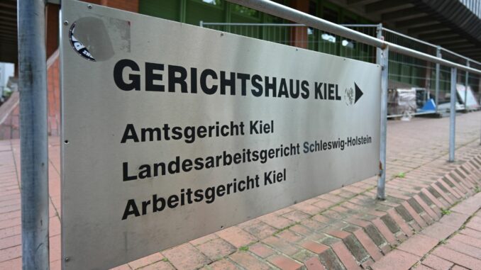 Prozessbeginn wegen Raubs und Körperverletzung auf Friedhof Auf Antrag der Verteidigung schloss das Jugendschöffengericht die Öffentlichkeit von der Verhandlung aus.