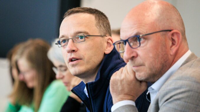 Generalsanierung Bahnstrecke Hamburg-Berlin Nach der Generalsanierung zwischen Frankfurt und Mannheim leitet Julian Fassing (li) nun auch die Generalsanierung zwischen Berlin und Hamburg.