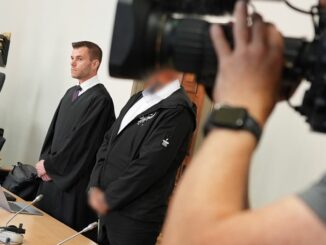 Am ersten Verhandlungstag stritt der Angeklagte alle Vorwürfe ab.