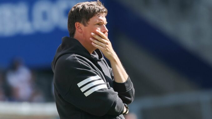 Testspiel Hamburger SV-Olympique Lyon Nachdenklich: HSV-Cheftrainer Merlin Polzin