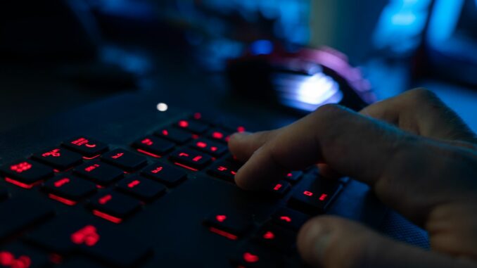 Die Zentralstelle Cybercrime kam Anbietern von illegalem Streaming auf die Spur. (Symbolbild)