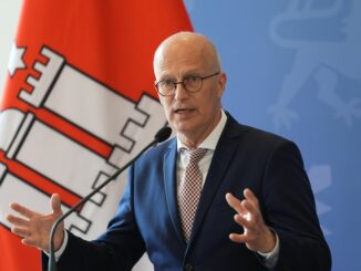 Hamburgs Bürgermeister Peter Tschentscher wirft den Berliner Behörden vor, die Abschiebung von mehreren Afghanen nach Schweden zu verhindern (Archivbild).